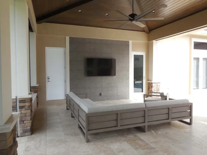 vaulted sitting area with tv viewing